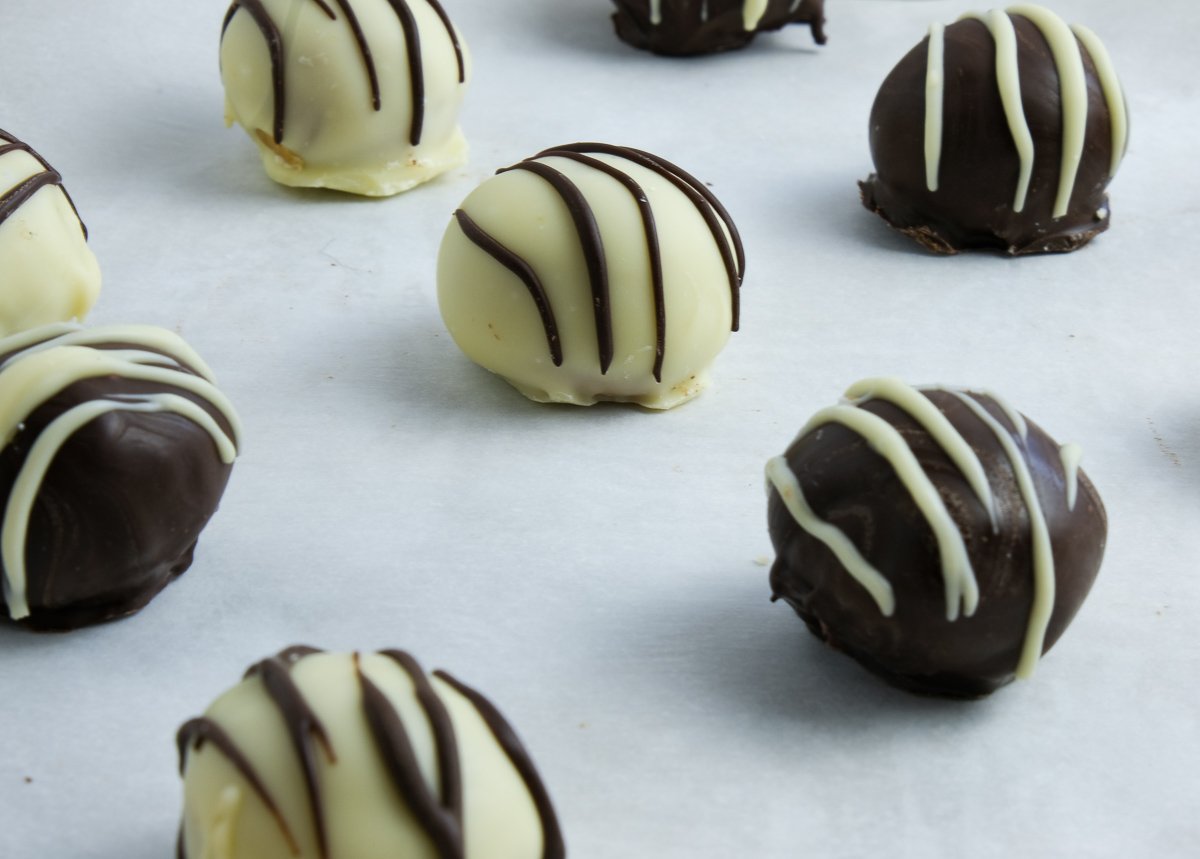 Cookie Butter Truffles ⋆ The Dessertivore