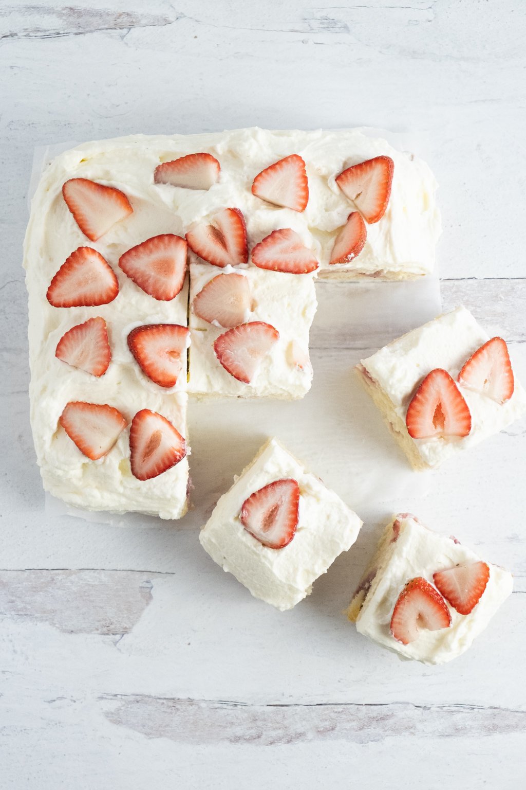 Strawberries And Cream Snack Cake ⋆ The Dessertivore